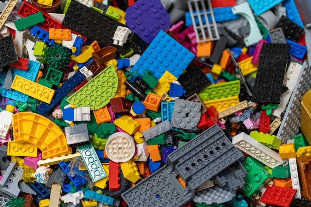 krūva lego kaladėlių